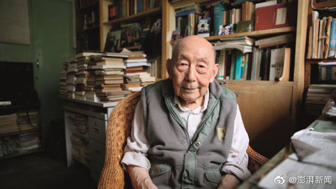 著名历史学家、思想文化史学家、翻译家，清华大学人文学院历史系/思想文化研究所何兆武（图一）先生于2021年5月28日在京逝世，享年99岁