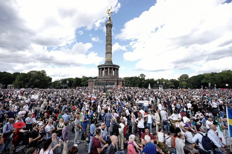 据警方估计，周六中午，德国首都柏林有近1.8万人聚集，抗议针对疫情的限制措施