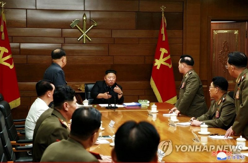 据朝中社19日报道，朝鲜国务委员会委员长、中央军事委员会委员长金正恩前一日主持召开劳动党第七届中央军事委员会第五次扩大会议和闭门会议，讨论军工生产计划和增强战略威慑能力