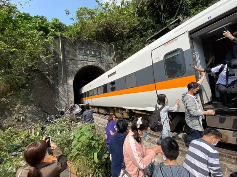 在台湾，清明连假首日，上午9时多从树林发车至台东的408太鲁阁号，行经花莲秀林乡和仁路段，即大清水隧道内发生事故，第2 、3车出轨、3至8车仍在隧道