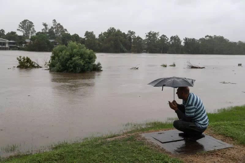 周末，澳大利亚东海岸的暴雨给一些地区带来了50年以来最严重的洪灾，迫使数千人撤离，数百座房屋受损