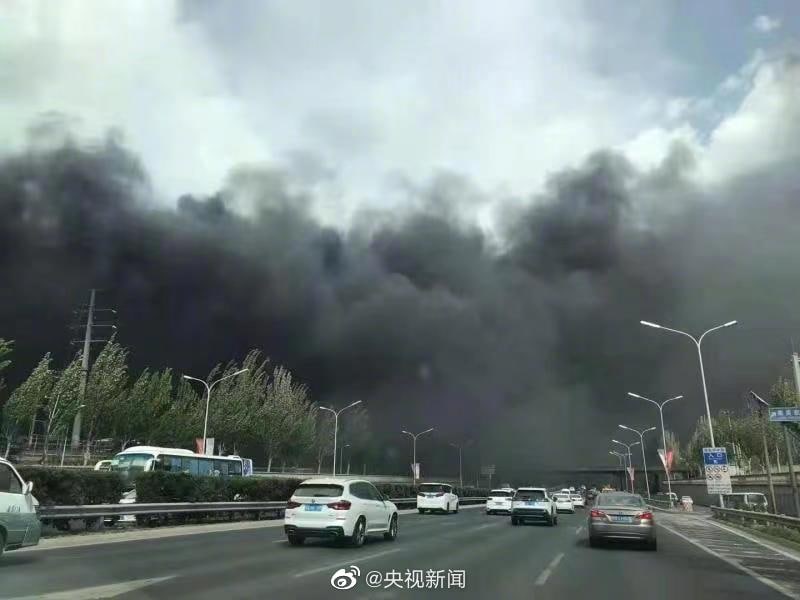 2021年4月16日12时17分，北京市119指挥中心接丰台区南四环国轩福威斯光储充供电有限公司变电室起火的警情，调派11个消防站35辆消防车到场处置