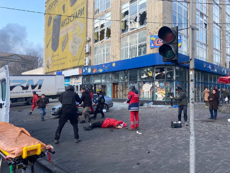 俄罗斯24日炮击了乌克兰南部城市赫尔松，造成7人死亡，58人受伤