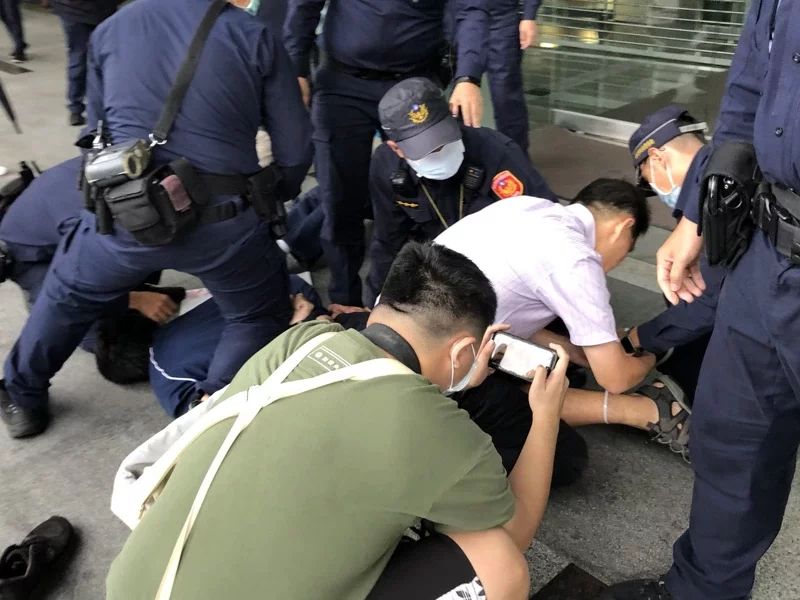 台南，前来声援住户的学生被警方管束压制