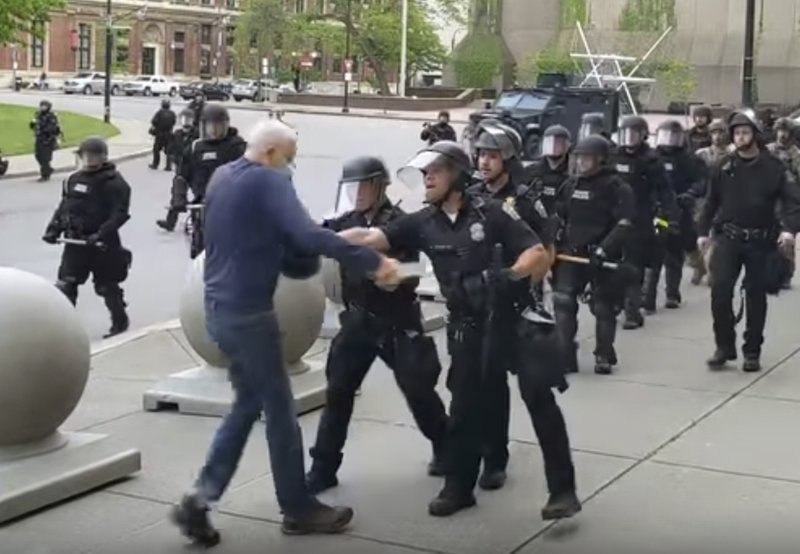 美国地方检察官周六称，两名布法罗（水牛城）警察被控袭击他人