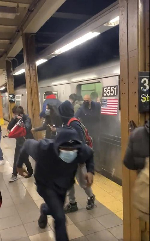 美国纽约地铁枪击事件已造成至少29人受伤，警方发现了一辆可能与案件有关的车辆