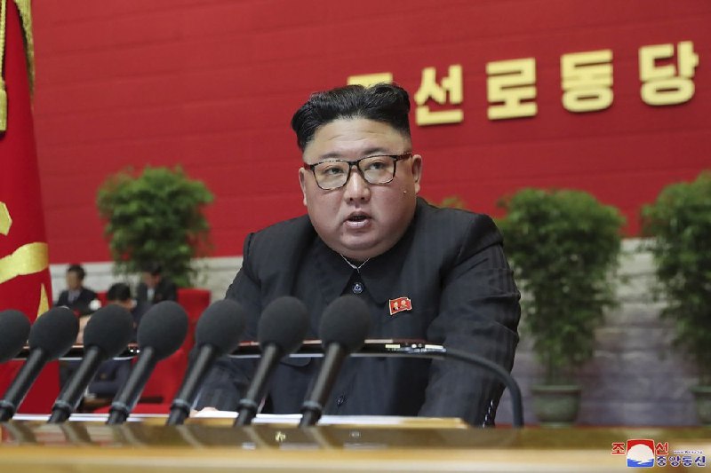 据朝中社报道，朝鲜最高领导人金正恩威胁要扩大核武库，研发更尖端的武器系统，并称与美国关系的命运取决于其是否放弃敌对政策