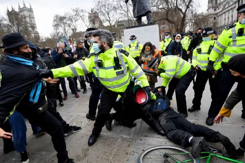 周六，英国数千名抗议者参加“杀死法案（kill the bill）”集会，抗议一项拟议中的法律