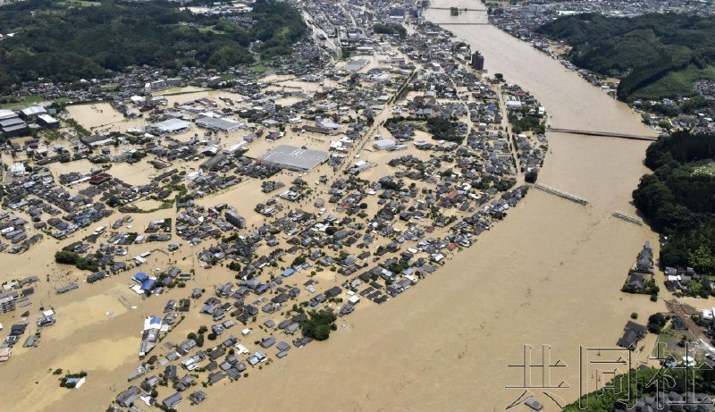 日本九州地区受梅雨锋面停留的影响出现强降雨，气象厅4日清晨4点50分向熊本县和鹿儿岛县（除奄美以外）发布了大雨特别警报