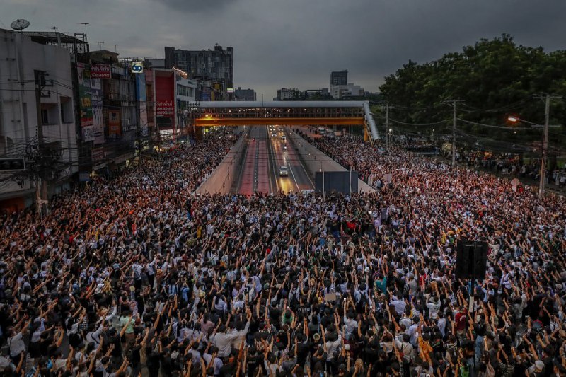 周一，泰国要求君主制改革以及总理巴育下台的抗议活动仍在继续
