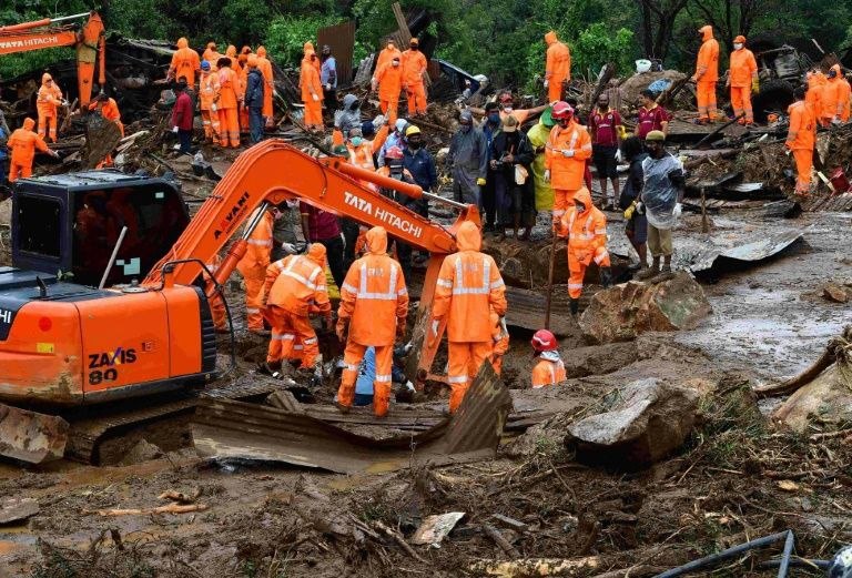 印度西南部喀拉拉邦伊杜基地区周五发生季风雨引发的山体滑坡，冲走了数十名茶园工人，目前已找到至少43具尸体