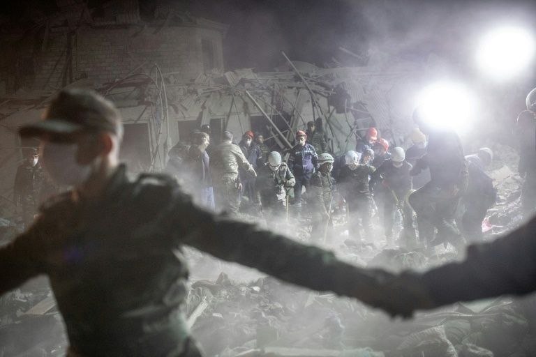 周六，阿塞拜疆第二大城市甘贾发生导弹袭击，一排房屋被夷为平地，造成12人死亡，40多人受伤，这标志着有争议的纳戈尔诺－卡拉巴赫（纳卡）地区冲突急剧升级