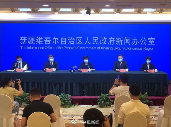 今天，新疆召开新闻发布会通报，此次疫情发生后，乌鲁木齐市立即启动应急响应预案，成立15个专项工作组，严格落实各项防控措施：①全面开展流行病学调查，对重点区域进行全面消毒消杀、消除病毒传染源；②全力救治患者；③坚定不移内防扩散，全市进入疫情防控“战时状态”，停办各类聚集性活动，对社区实行封闭式管理；④坚持不懈外防输入，同时动员乌鲁木齐居民非必要不离乌，对确需离乌人员进行核酸检测；⑤全面开展核酸检测