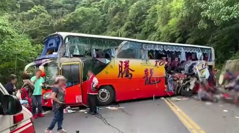 在台湾，一辆搭载新北市新店区里民的游览车今天下午4时许行经台9线苏花公路115公里处时撞上山壁，车上共有45人，其中5人死亡、5人轻伤、10人重伤