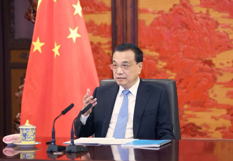 国务院总理李克强上午在北京通过视频会议的方式，分别听取香港行政长官林郑月娥和澳门行政长官贺一诚的述职报告，这是香港、澳门回归以来两地的特首分别首次通过视频方式述职
