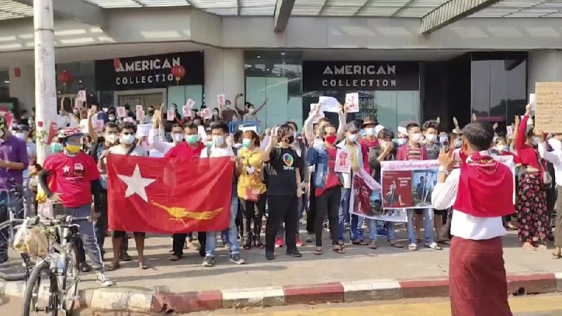 周日，数万人在缅甸仰光举行第二天的游行活动，全国各地还有数千人，抗议军方政变以及拘留昂山素季