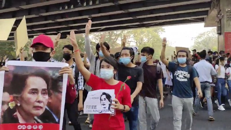 周日，数万人在缅甸仰光举行第二天的游行活动，全国各地还有数千人，抗议军方政变以及拘留昂山素季
