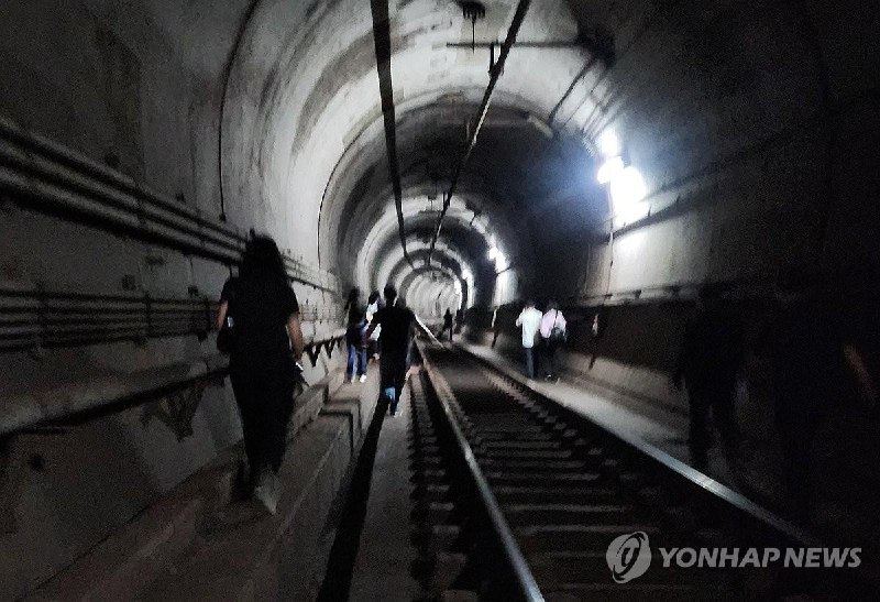 韩国首尔地铁5号线5月31日发生纵火火灾