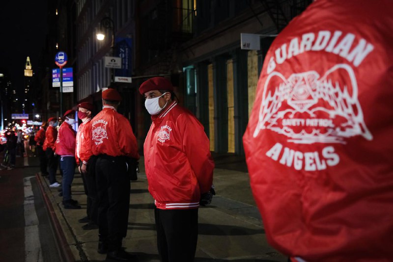 美国纽约Soho区，志愿纠察队守护商铺不被打劫破坏