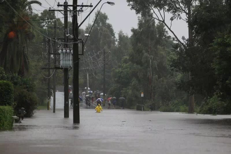 周末，澳大利亚东海岸的暴雨给一些地区带来了50年以来最严重的洪灾，迫使数千人撤离，数百座房屋受损