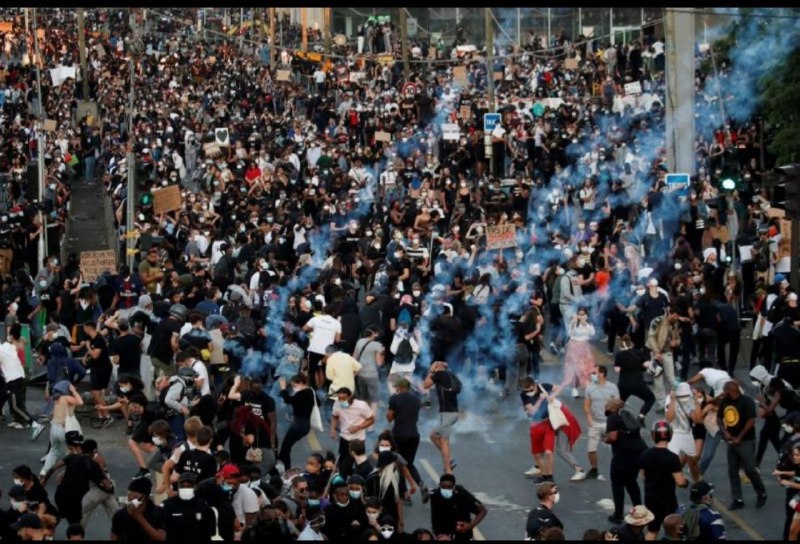 6月2日和3日，法国巴黎警方发射催泪弹驱散人群