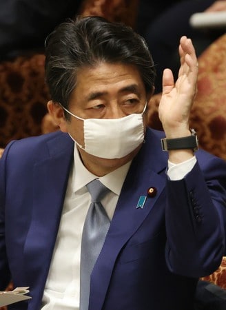 17日，自日本政府向日本每家每户发放被称为“安倍口罩”的两款布口罩已经过去了一年