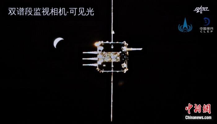 北京时间6日凌晨5时42分，嫦娥五号上升器成功与轨道器和返回器组合体交会对接，并于6时12分将样品容器安全转移至返回器中