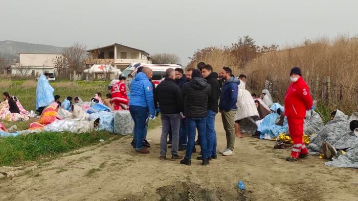 意大利克罗托内Steccato di Cutro附近发生一起移民船只沉船事故，至少33人死亡