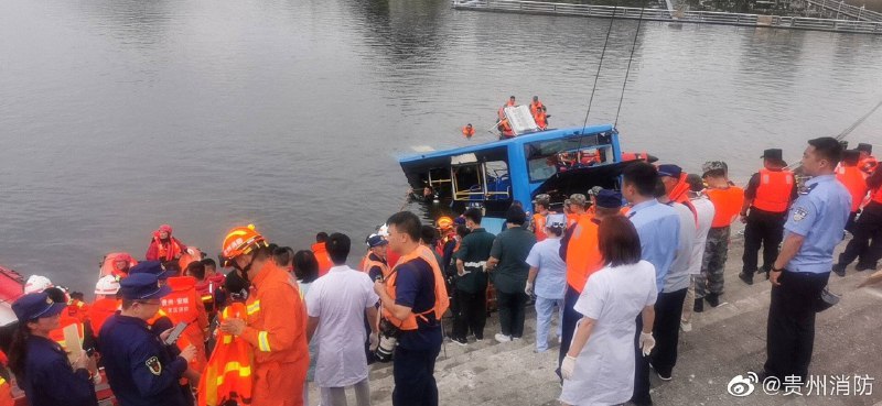 7日中午12时左右，贵州安顺一辆载有高考学生的公交车一头撞坏道路护栏，冲进安顺市虹山水库