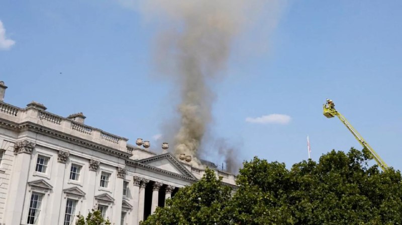 英国伦敦地标建筑萨默塞特宫17日发生火灾