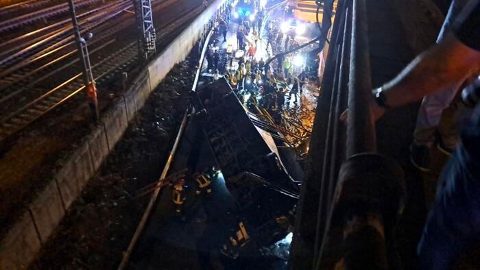 一辆大客车从意大利威尼斯附近的一座高架桥坠落后起火，造成至少21人死亡、15人受伤