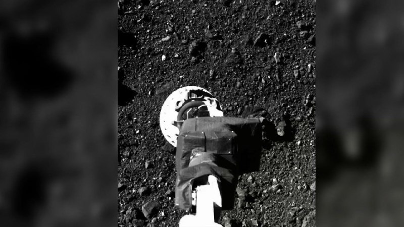 NASA的科学家周五表示，在本周的采集行动中，由于航天器塞满了太多小行星碎石，以至于它被撑开了，珍贵的岩石碎片正在向太空漂散