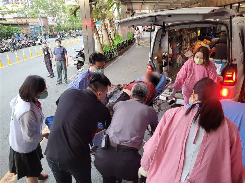在台湾，一辆搭载新北市新店区里民的游览车今天下午4时许行经台9线苏花公路115公里处时撞上山壁，车上共有45人，其中5人死亡、5人轻伤、10人重伤