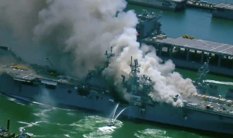 美国海军一军舰在停泊期间爆炸起火