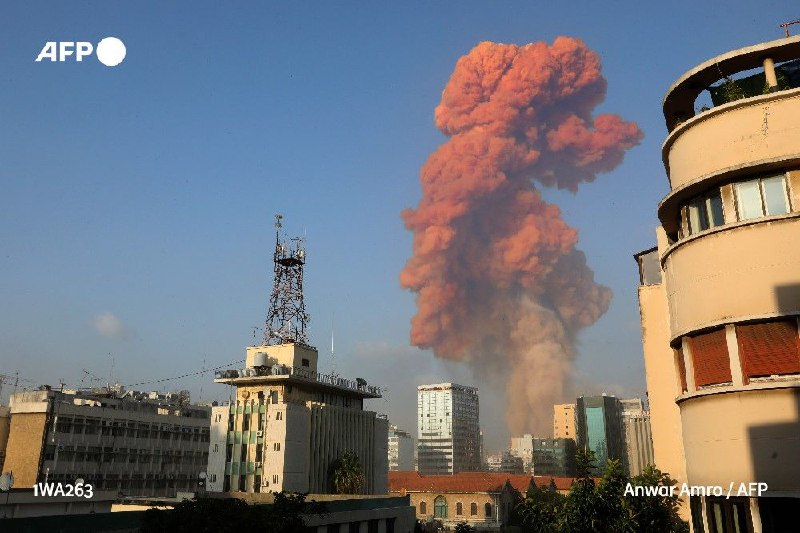 法新社记者说，黎巴嫩首都贝鲁特发生大爆炸，周围建筑物的窗户被震碎，巨大的烟尘飘向天空