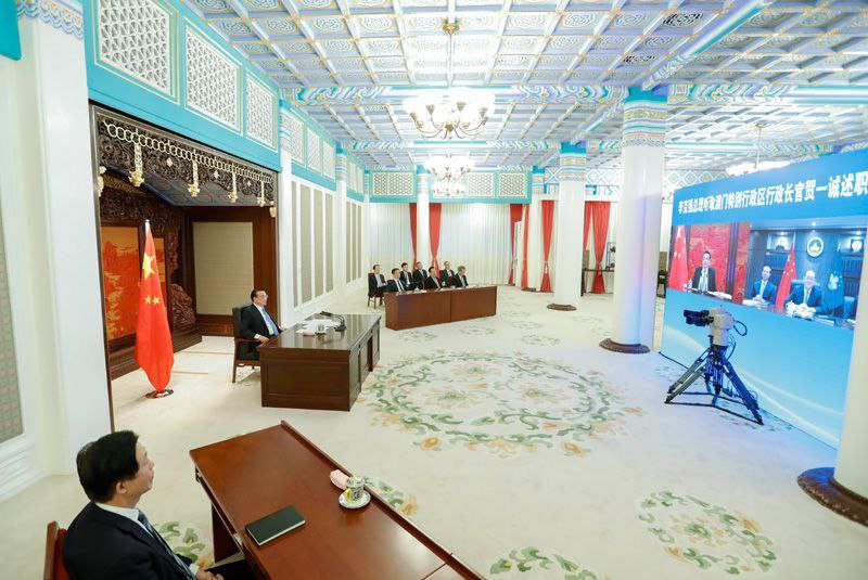 国务院总理李克强上午在北京通过视频会议的方式，分别听取香港行政长官林郑月娥和澳门行政长官贺一诚的述职报告，这是香港、澳门回归以来两地的特首分别首次通过视频方式述职