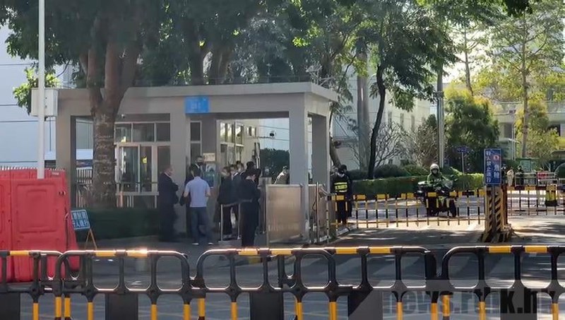 12名涉嫌偷渡被扣押在深圳的港人，其中10人的案件下午2时半在深圳盐田法院开审