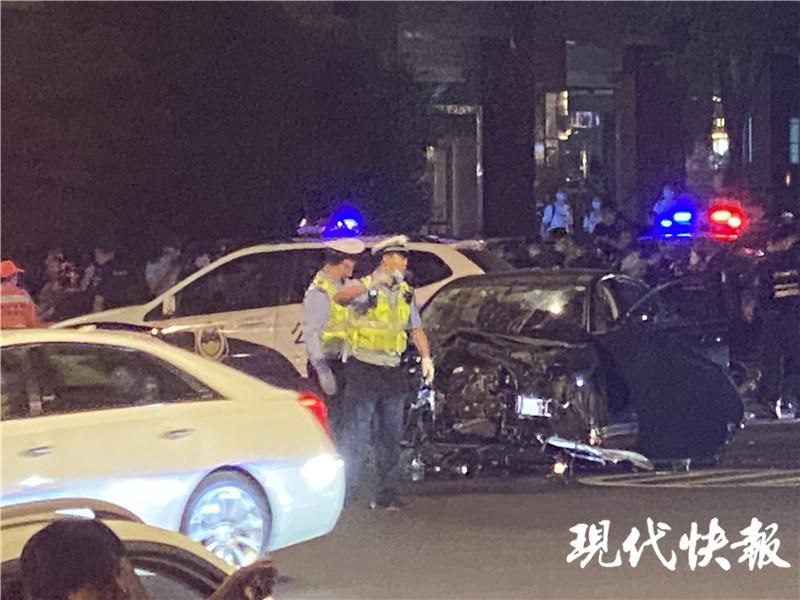 5月29日晚10时多，南京新街口洪武北路与中山东路交界处发生多车相撞事故，现场有行人受伤倒地