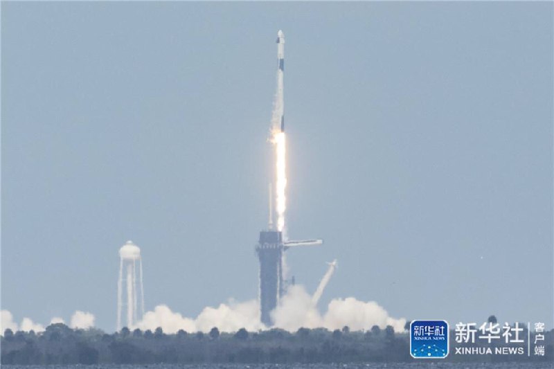 美国航天局直播画面显示，美国太空探索技术公司（SpaceX）的载人版“龙”飞船于美国东部时间30日15时22分（北京时间31日3时22分）搭乘“猎鹰9”火箭从佛罗里达州肯尼迪航天中心39A发射台升空