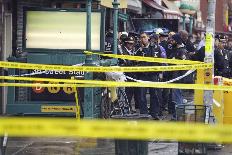 美国纽约地铁枪击事件已造成至少29人受伤，警方发现了一辆可能与案件有关的车辆
