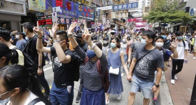 香港大批示威者24日响应网上号召，从铜锣湾向湾仔游行，反对《国歌法》及“港区国安法”