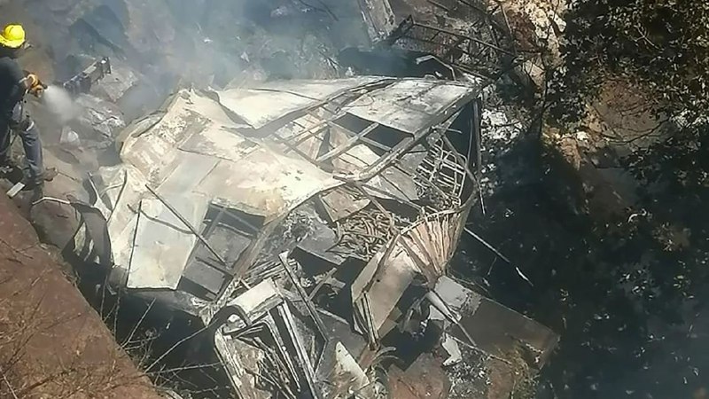 南非北部林波波省28日发生一起巴士坠桥事故，造成45人死亡、1人重伤、1名8岁女童幸存