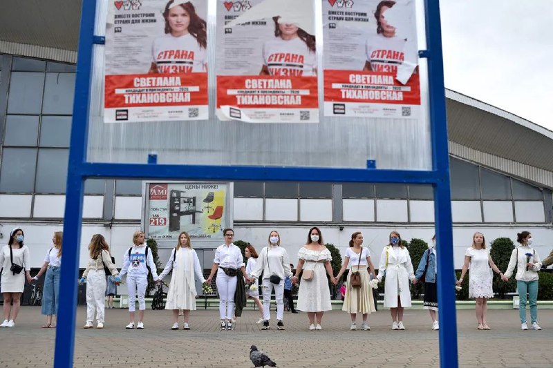 白俄罗斯明斯克，一群白衣妇女拉起人链，声援被捕的示威者
