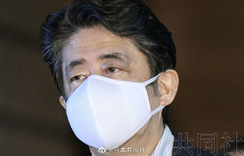 日本首相安倍晋三1日没有戴被揶揄为“安倍口罩”的政府发放的小布口罩，而是佩戴大的白色口罩前往官邸