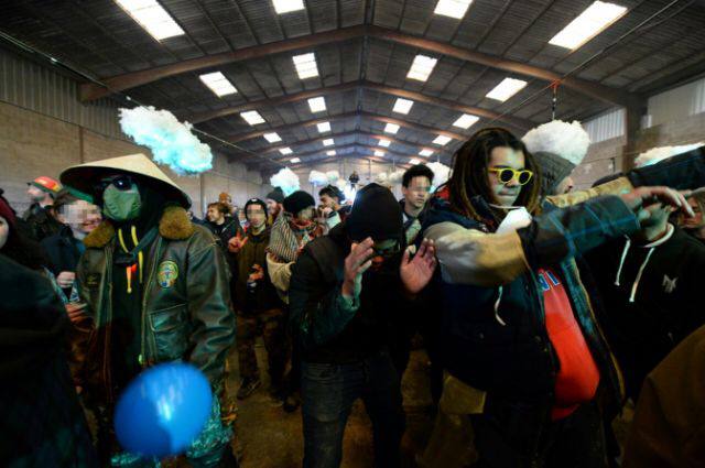 法国有关当局1日表示，约2500人于跨年夜聚集在西北部城镇参加一场非法电音派对，并与前来阻止未果的警方发生暴力冲突，令人担心这场地下派对可能导致新型冠状病毒扩散