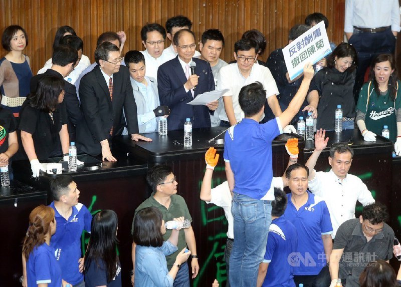 立法院今天举行全院委员谈话会，在一阵混乱中，经表决通过民进党立委柯建铭等人提出召开临时会提案，立法院长游锡堃表示，今天起到7月22日召开临时会，处理考试院、监察院人事同意权案等案