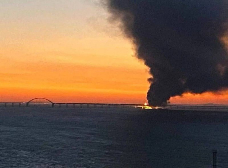 连接俄罗斯与克里米亚的克里米亚大桥周六发生爆炸并起火