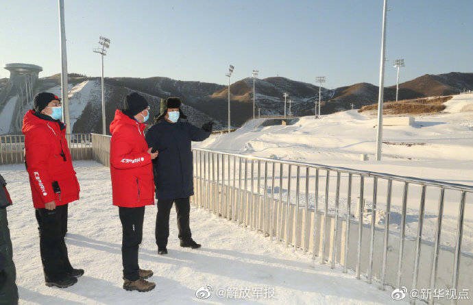 19日傍晚，位于张家口市崇礼区的国家冬季两项中心，白雪晚霞相辉映，“中国冰雪，加油”的呐喊声此起彼伏