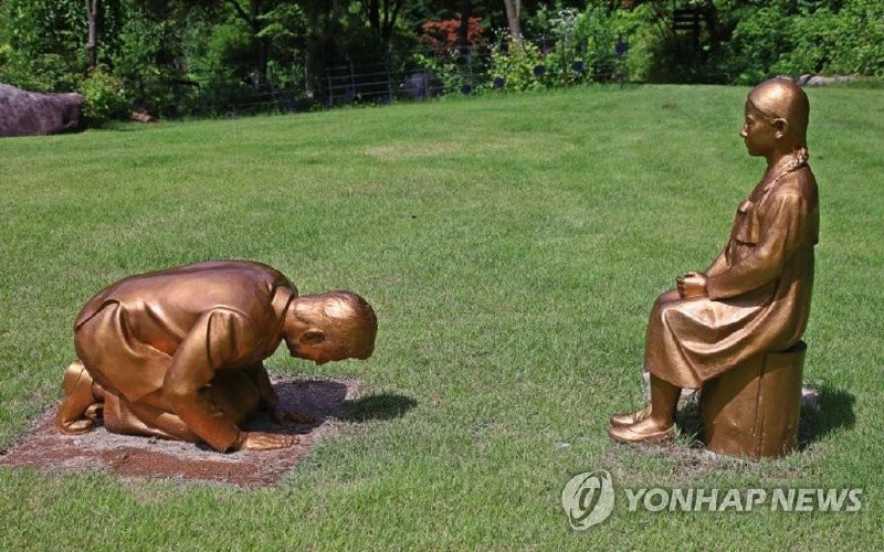 有报道称，韩国民间人士在江原道平昌郡的私立“韩国自生植物园”内设置象征日本首相安倍晋三的人物向慰安妇少女像伏身跪拜的雕像，园方称主题为《永远的赎罪》，并计划于下月举行揭幕仪式