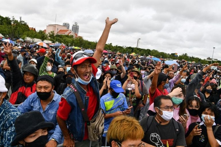 周六，数万名亲民主抗议者聚集在泰国皇宫附近，举行大型集会，要求总理巴育·占奥差下台，并要求对君主制进行改革